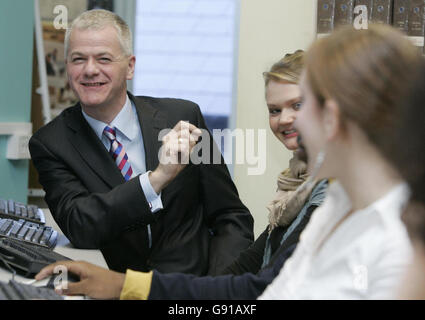 Her Majesty`s Chief Inspector of Schools David Bell talks to pupils during his tour of the Camden School for Girls, Camden, north London, Wednesday 7 December 2005. PRESS ASSOCIATION Photo. Photo credit should read: Geoff Caddick/PA. Stock Photo